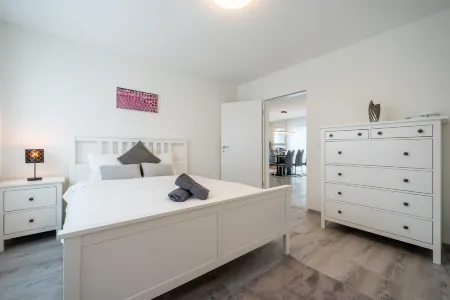 Modern Swiss Apt | spacious garden + parking Отели в г. Зафенвиль