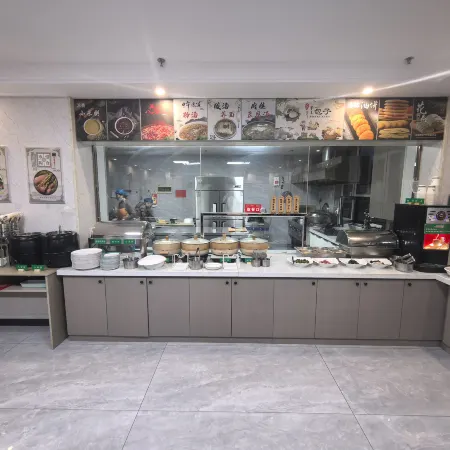 Saishang Qinyuan Village Business Hotel