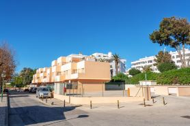 BnB Homes comfortable Duplex Apartment with 2 Bedrooms & 2 Terraces 200 m Away from the Ocean