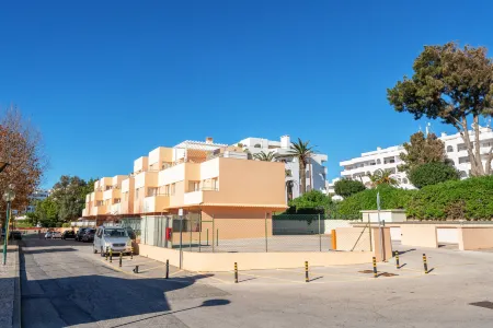 Comfortable Duplex Apartment with 2 bedrooms & 2 terrace 200 m away from the ocean Отели рядом с достопримечательностью «Serenity - Centro do bem-estar»