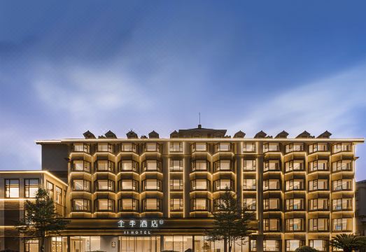 깔끔한 침구류가 돋보이는 객실