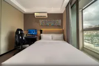 ReMAX熱麥電競民宿（慈溪世紀金源店）