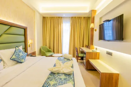 Shera Hotels & Banquets Отели в г. Тхане