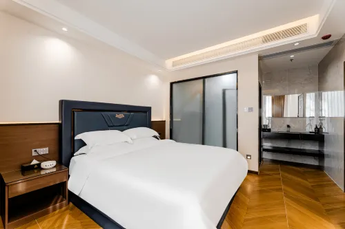 Longchuan Yibao Hotel