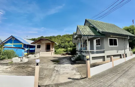 Sea you soon at Kohsichang Отели рядом с достопримечательностью «Chao Por Khao Yai Shrine»