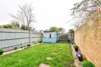 Riverside Townhouse with Private Garden - Виллы
