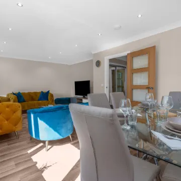 Muirton House 1 -4 Bed House, 4 Car Driveway, 2 Bathrooms, Smart TVs in every room