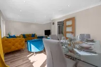 Muirton House 1 -4 Bed House, 4 Car Driveway, 2 Bathrooms, Smart TVs in every room - ห้องครัว