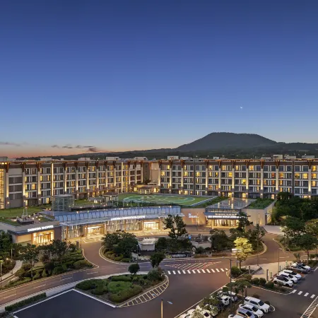 Landing Jeju Shinhwa World Hotels & Resorts Отели рядом с достопримечательностью «Парк Норимэ»