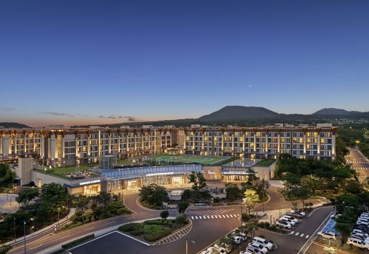 랜딩관 객실 내부와 침대