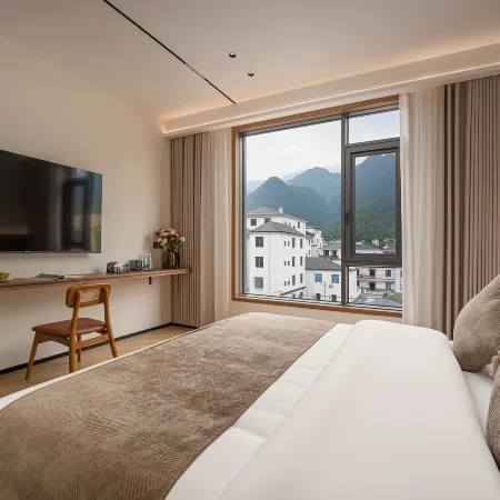 Floral Hotel·Luli · Cloud Retreat — Designer Stay by the Waterfall