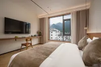 Floral Hotel·Luli · Cloud Retreat — Designer Stay by the Waterfall