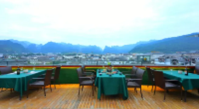 Yishu Yihua Inn (zhangjiajie national forest park Landmark Store)