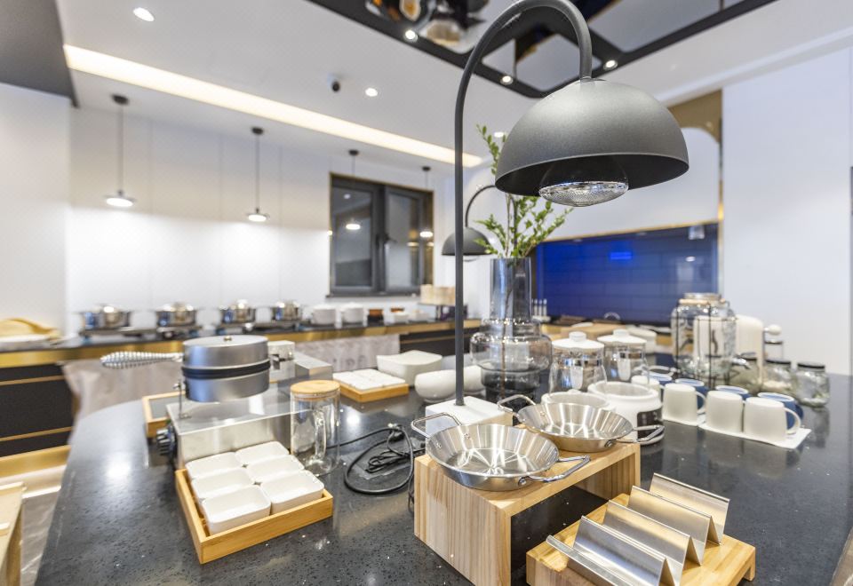 [아투어 X 호텔의 현대적인 로비 전경]