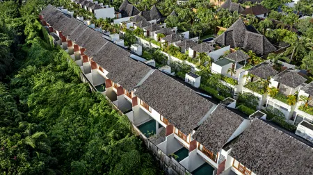 Villa Kayu Raja Отели рядом с достопримечательностью «Храм Масчети»