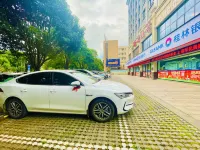 Hope Hotel (Hezhou Lingfeng Plaza Colorful Global City Branch) - parking