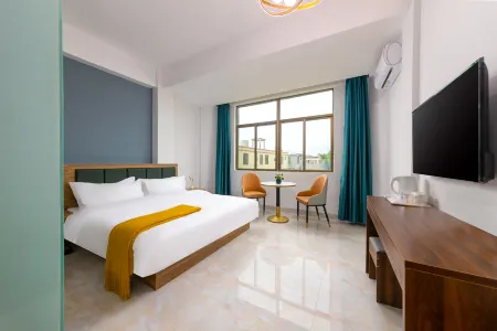 Yihang Holiday Hotel Отели рядом с достопримечательностью «Qiongtai Normal University (Guilinyang Campus)»