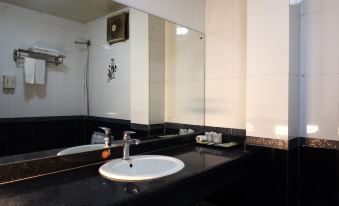Shuangfeng Business Hotel (Baise Railway Station)
