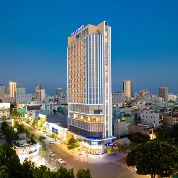 G8 Luxury Hotel Da Nang Отели рядом с достопримечательностью «Phap Lam Pagoda»