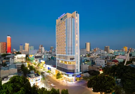 G8 Luxury Hotel and Spa Da Nang Отели рядом с достопримечательностью «Cao Dai Temple»