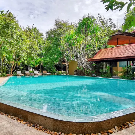 Palm Village Resort & Spa Отели рядом с достопримечательностью «Пном Бакхенг»