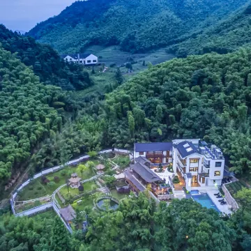 the Yard of the Sky Hotels near Du Yuesheng Mansion