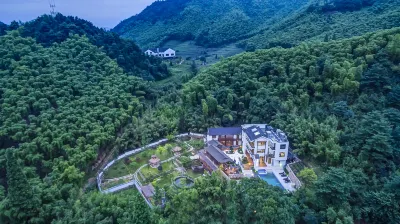 the Yard of the Sky Hotels near Dongjinggu Temple