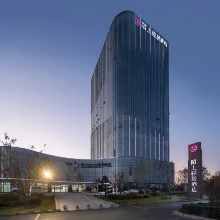 Moshang Qingju Hotel (Xinxiang Heshi University Pingyuan Lake Campus Store)