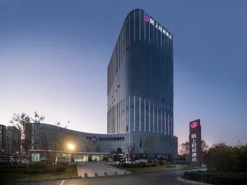 Moshang Qingju Hotel (Xinxiang Heshi University Pingyuan Lake Campus Store)