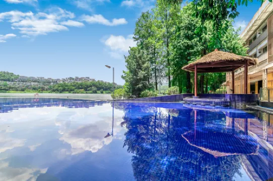 Baiyun Lakeside Hotel (Nanhu Tourism Center)