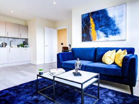 Hybrid Resi - Cheam, Sutton Near Wimbledon with Onsite Car Parking