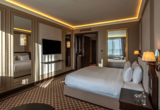 GoldenEye Hotel & Casino의 현대적인 카지노 입구