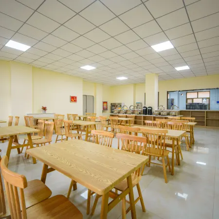 7 Days Premium Hotel (Yili Xinyuan Kaiyuan Food Court) Отели в г. Синьюань