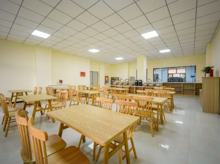 7 Days Premium Hotel (Yili Xinyuan Kaiyuan Food Court)