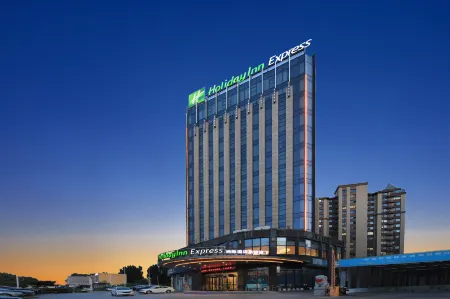 Holiday Inn Express Linyi West Отели рядом с достопримечательностью «Linyi University»