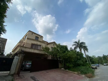 Costco Chinese Hotel Отели рядом с достопримечательностью «Shakarparian National Park»