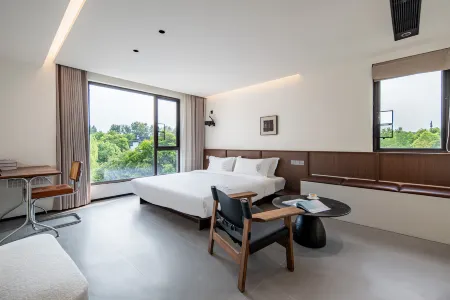 Qinghuan B&B in the west corner of Wuzhen Отели рядом с достопримечательностью «Wu Village»