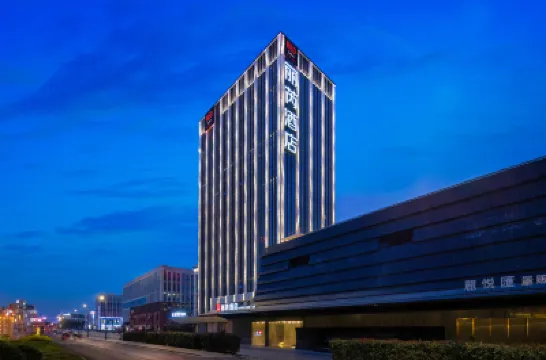 Radisson Red Yangzhou Slender West Lake Hotels near Yangzhou Railway Station