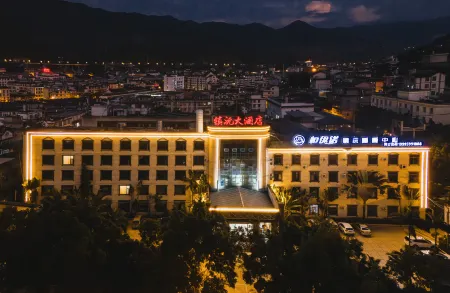 Zhenyuan Hotel Отели рядом с достопримечательностью «Zhenyuan Museum (zhenyuanlahuzulishiwenhuabowuguan)»