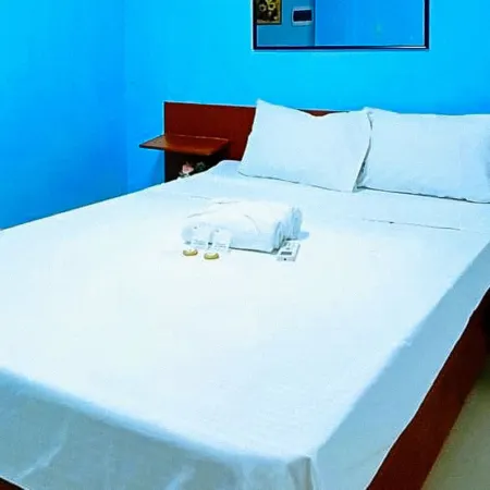 Jeanines Travellers Inn by RedDoorz Hoteles en Bataán