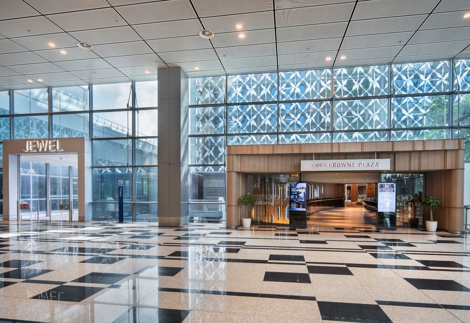 [Crowne Plaza Changi Airport의 넓고 쾌적한 객실 내부]