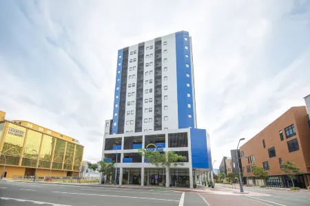 Hop Inn Hotel Aseana City Manila Отели рядом с достопримечательностью «Нешнел Шрайн оф Ауэр Мотер оф Перпечуал Хелп»