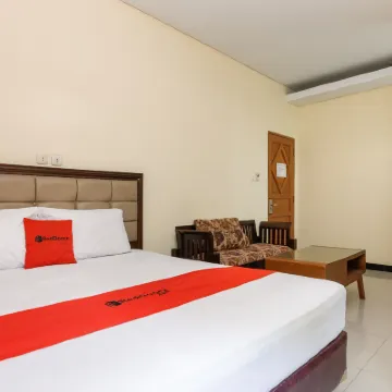 RedDoorz Plus @ Jalan Pemuda Jakarta Hotels near Al Azhar Grand Mosque