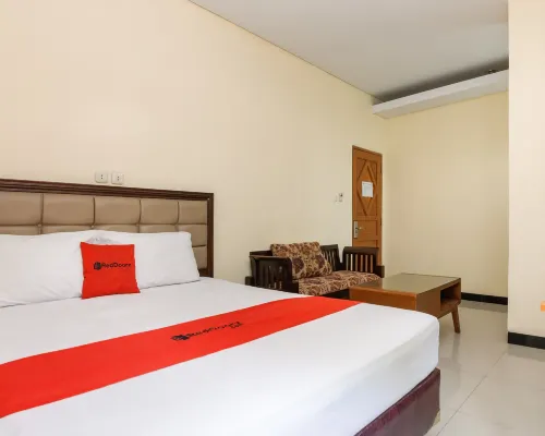 RedDoorz Plus @ Jalan Pemuda Jakarta Hotels near Arion Mall