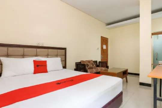 RedDoorz Plus @ Jalan Pemuda Jakarta Hotel dekat Hayat