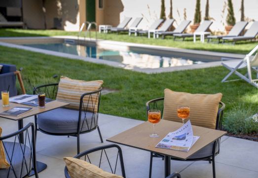 현대적인 호텔 수영장