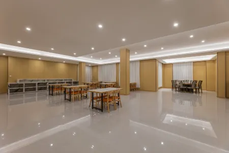 Zhangjiagang Ganrong Shangju Hotel (Jingang Central Plaza) Отели рядом с достопримечательностью «Xiangshan Scenic Area»