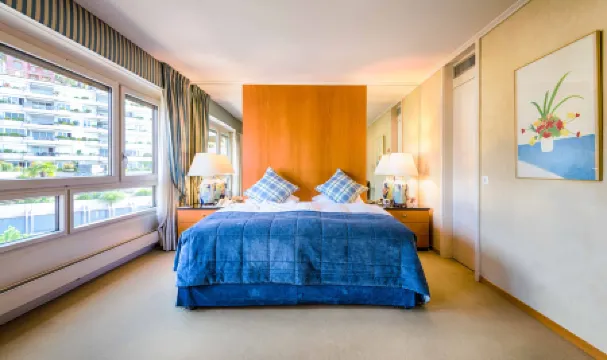 รอยัลพลาซ่า มงโทรซ์