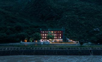 Kanshanshishan Riverside Garden Hotel (Danba Jiaju Cangzhai Branch)