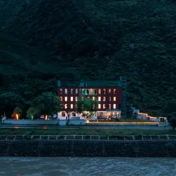 Kanshanshishan Riverside Garden Hotel (Danba Jiaju Cangzhai Branch)